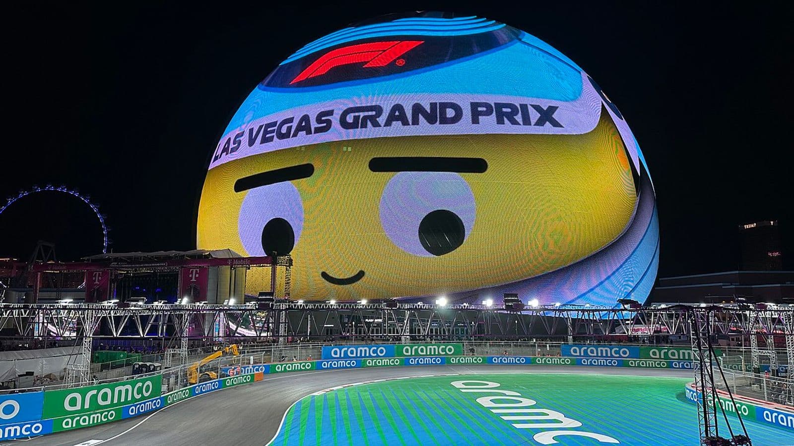 Bocht van Las Vegas Strip Circuit bij de verlichte Sphere