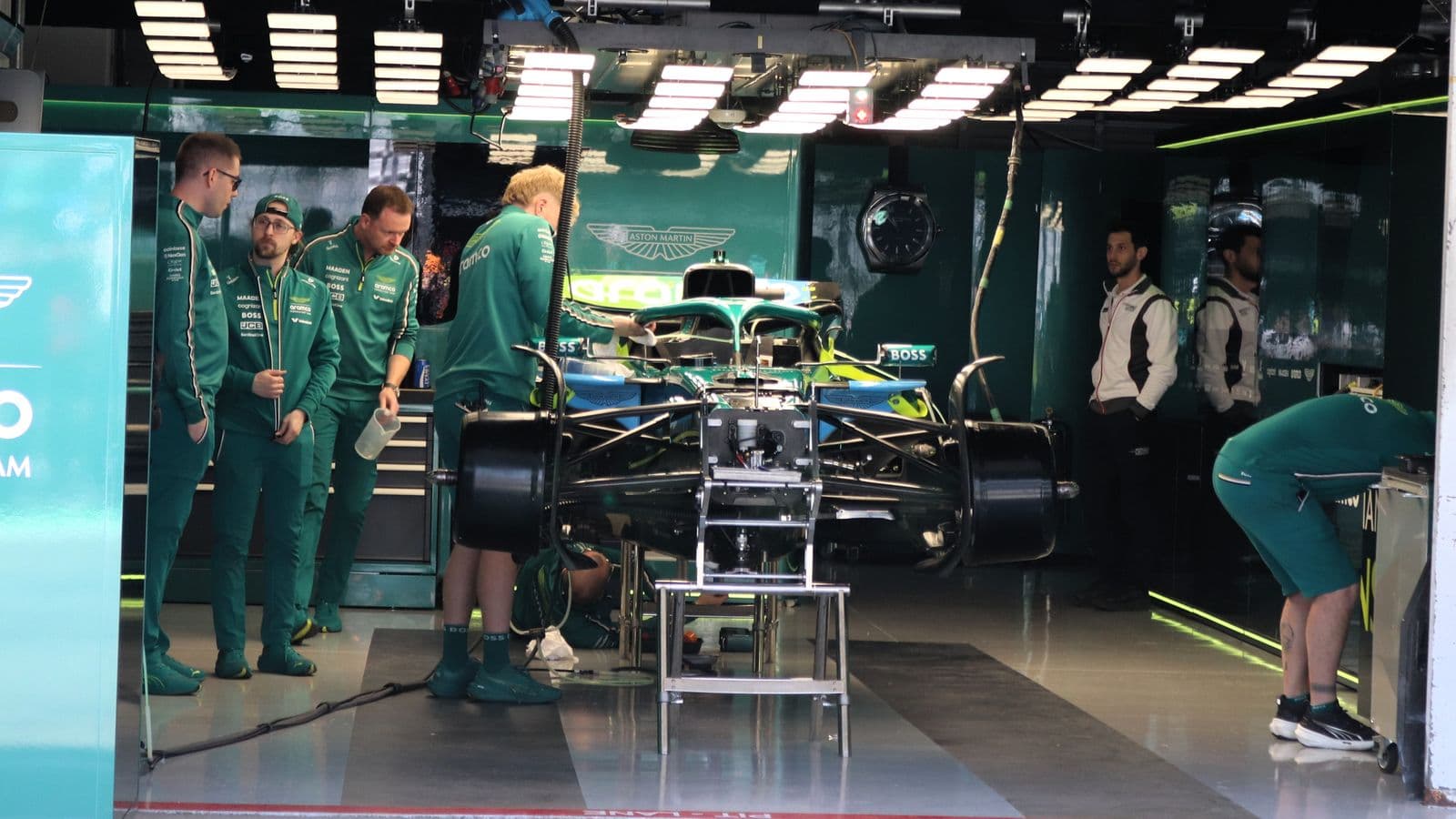 Aston Martin Formule 1-auto op het circuit
