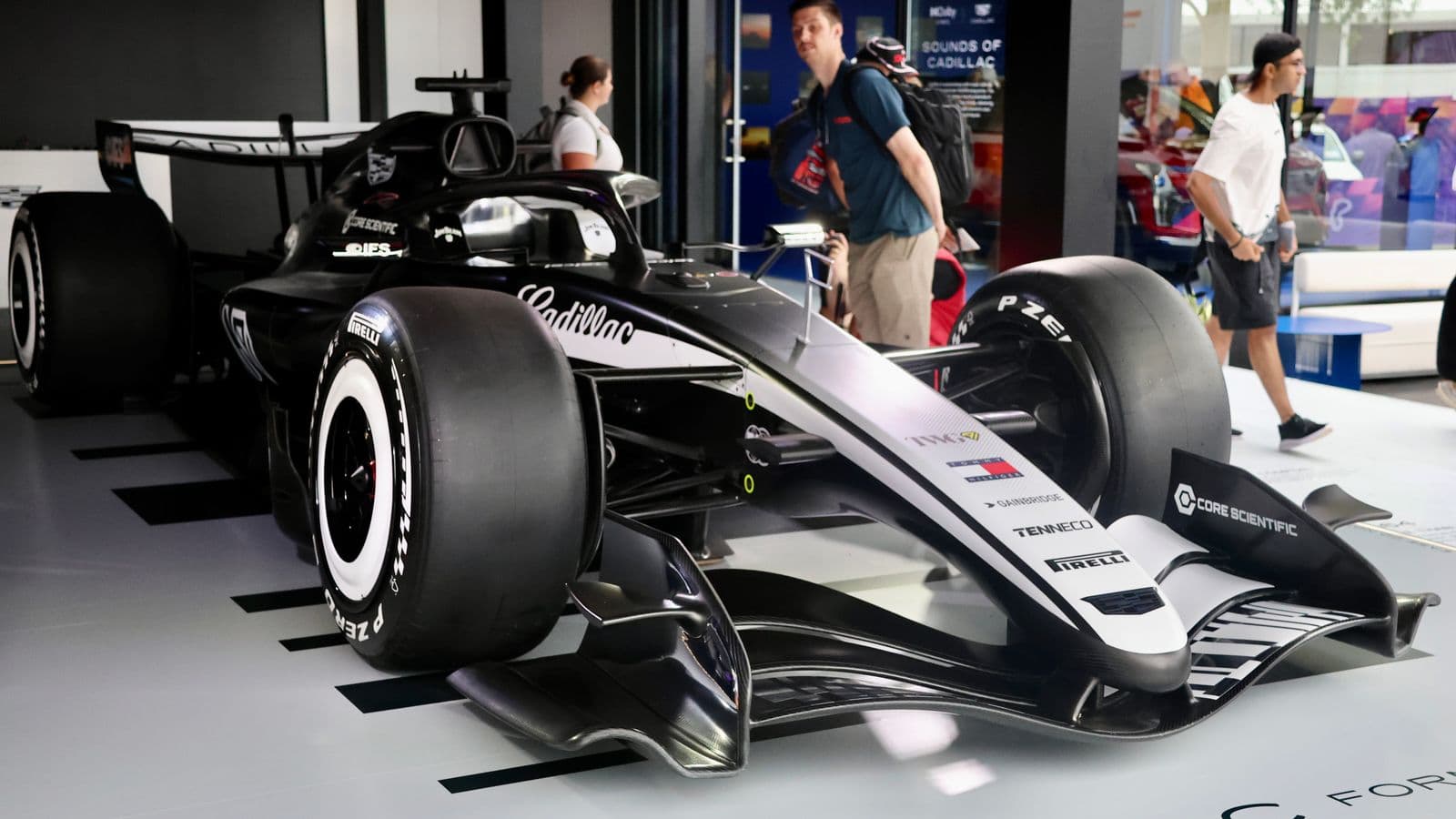 Cadillac Formule 1-auto op het circuit