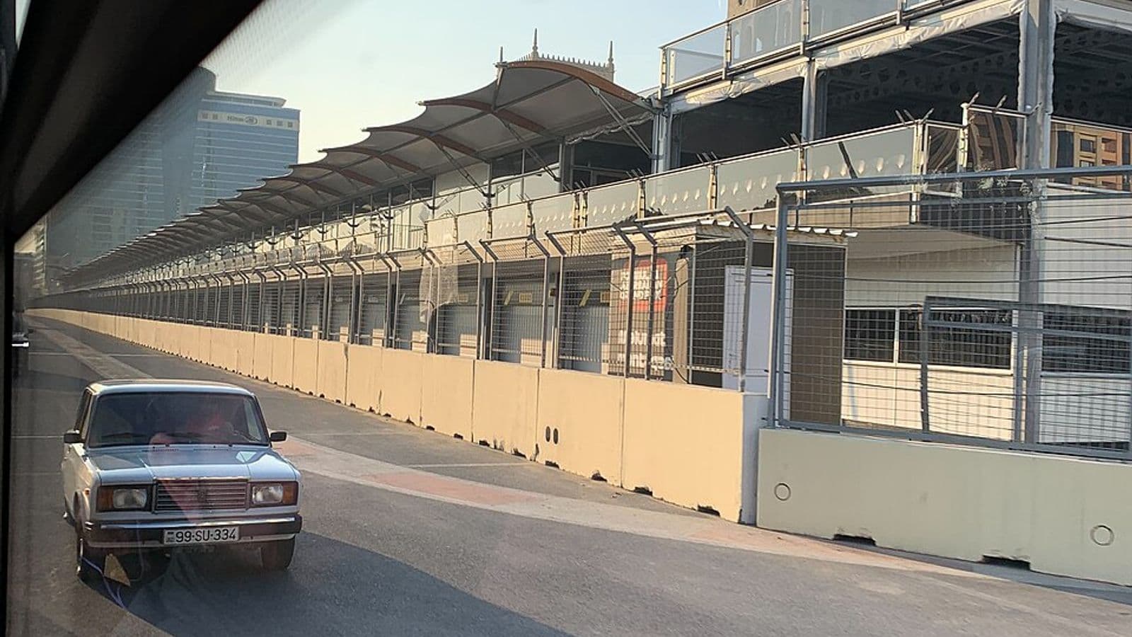 Pitstraat en paddock van het Baku City Circuit