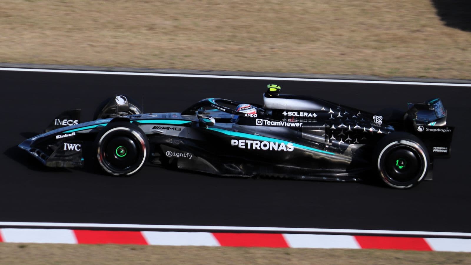 Mercedes Formule 1-auto op het circuit